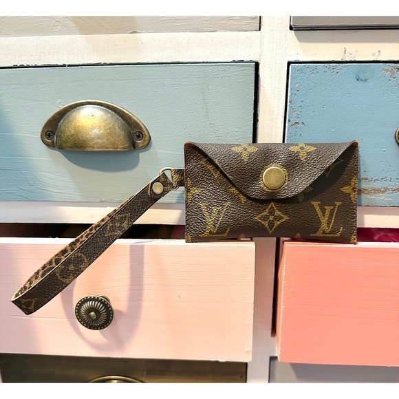 ❤️LV Wristlet❤️ - Picture 1 of 6